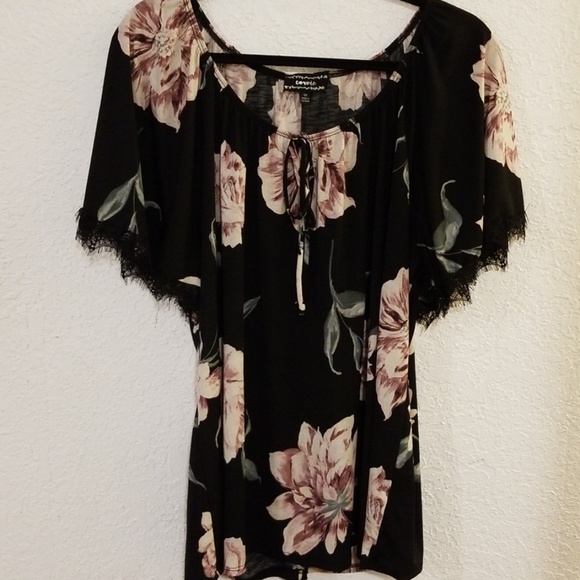Tops - Cute floral peasant style top